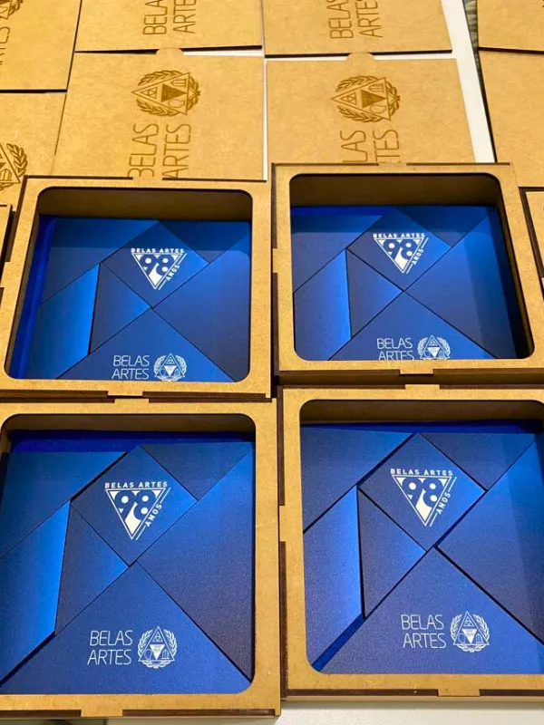 Caixas em MDF com o logo da Belas Artes gravado a laser