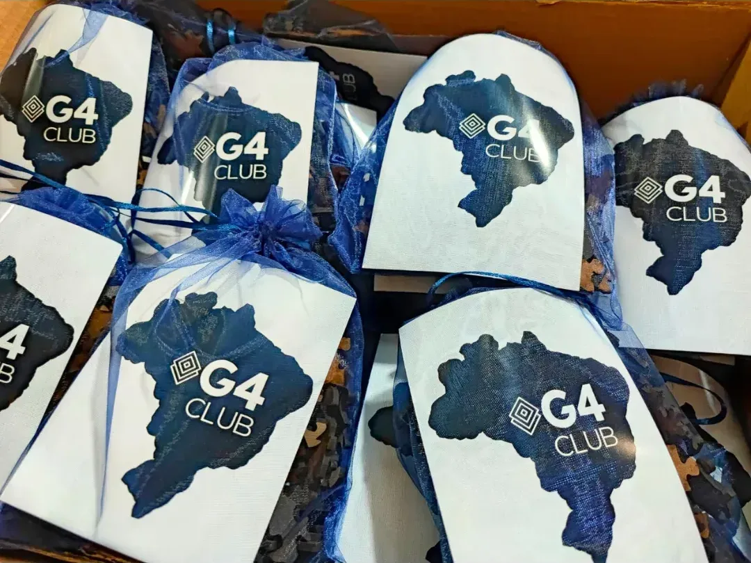 Kits em saquinhos de organza azul com cartão do G4 Club