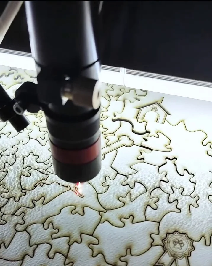 Laser cortando as peças de um quebra-cabeça
