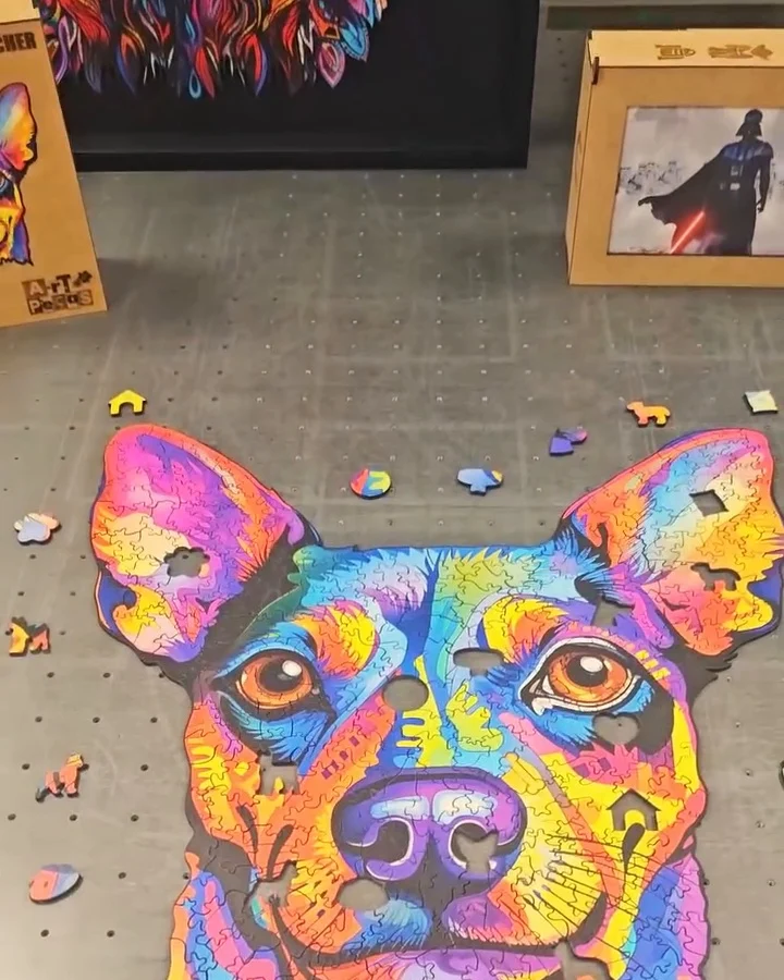 Quebra-cabeça colorido de cachorro recém-impresso na mesa da impressora UV